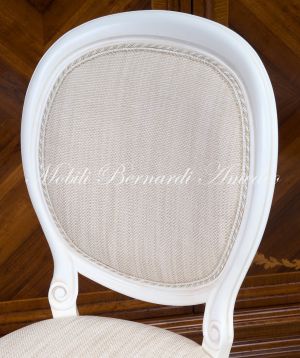 Sedia stile Luigi Filippo in legno colorato bianco e tessuto chiaro